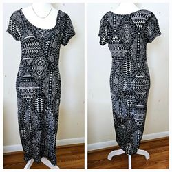 Size Large Derek Heart Black and White Short-sleeved Scoop Neck Dress with Geometric Design. Summery casual! Form fitted stretch. Pre-owned in excelle