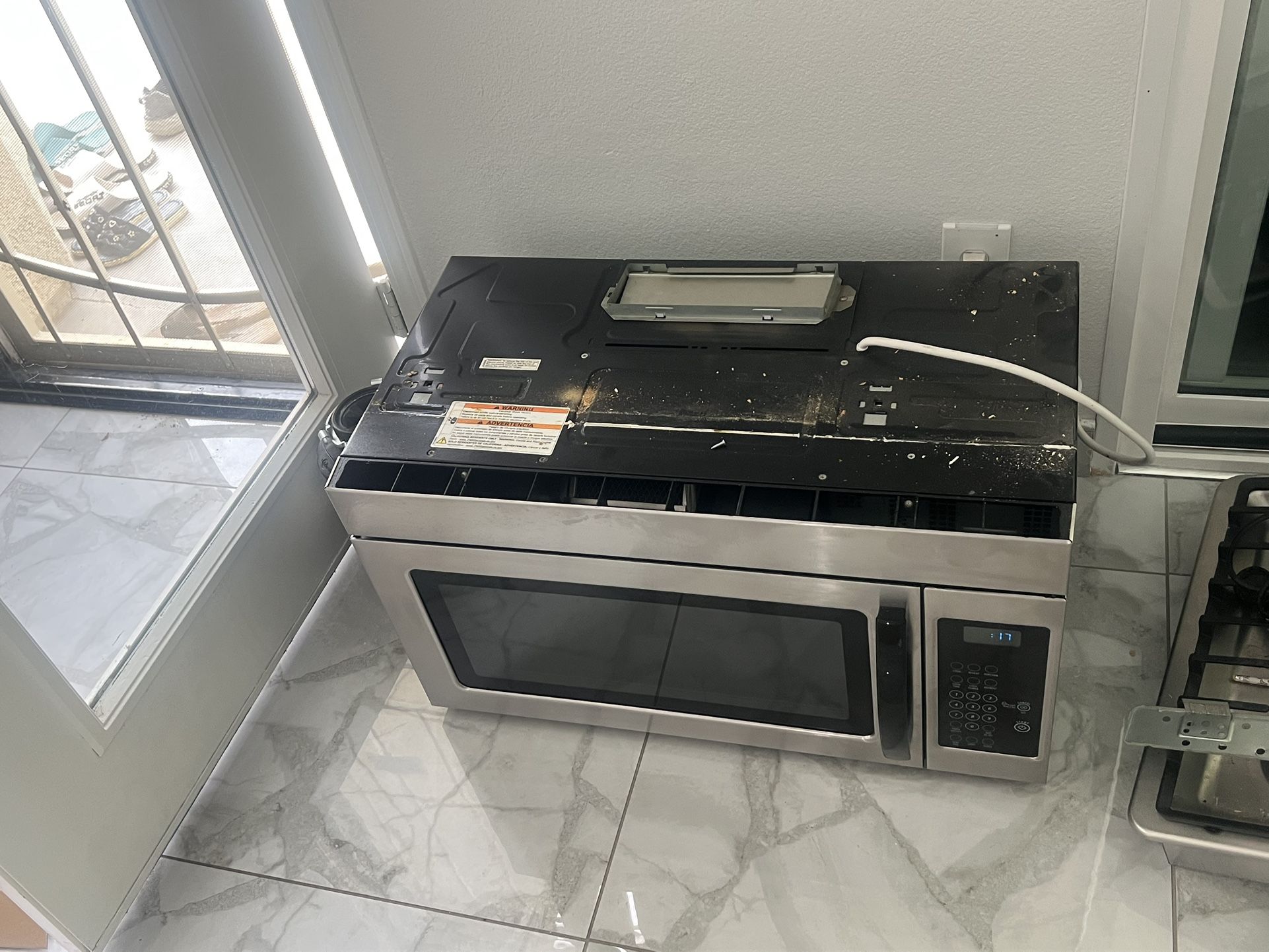 Microwave And Stove 
