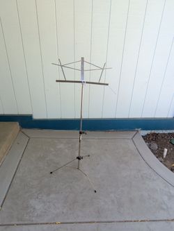 Foldable adjustable music stand