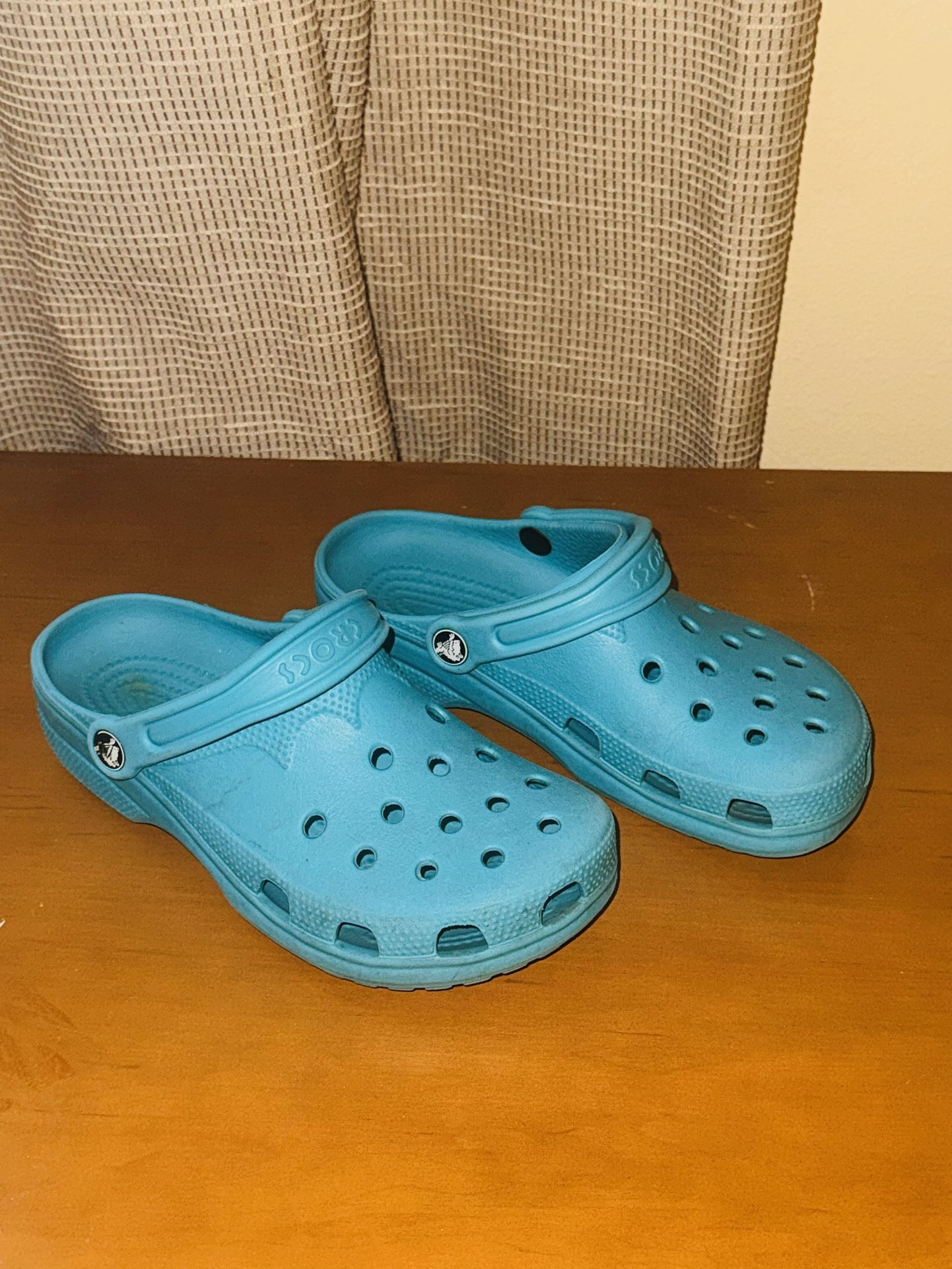 Turquoise Crocs W 6/7 M 4/5