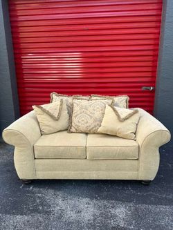 SOFA COUCH/ FABRIC BEIGE / WITH PILLOWS/ IN GREAT CONDITION/ DELIVERY NEGOTIABLE