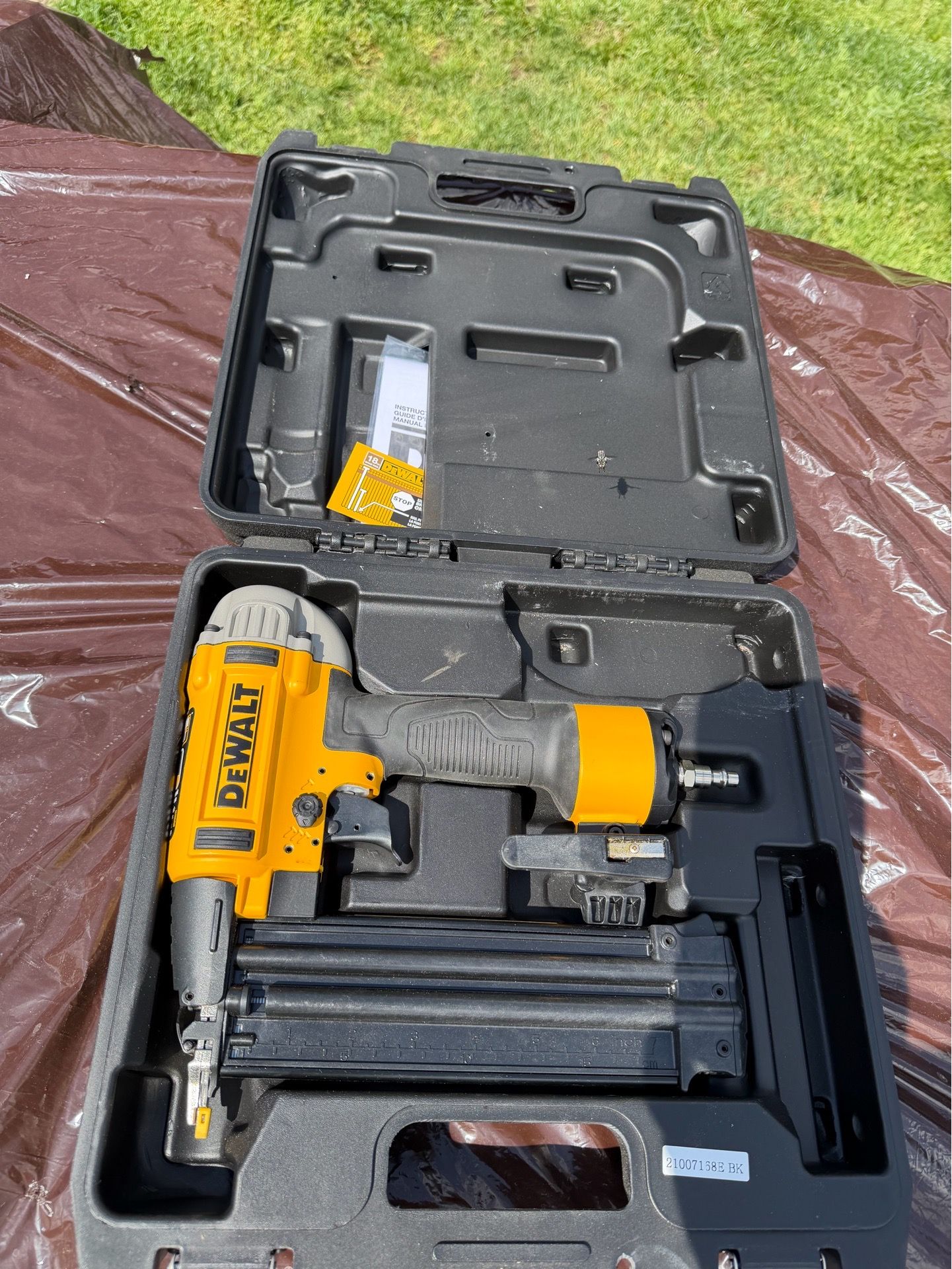 DEWALT DWFP12233R 18-Gauge