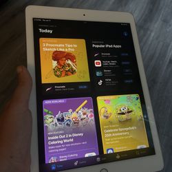 iPad Pro 128 GB || Comes With ACESSORIES AND CHARGER! Barely USED AND WORKS! No Cracks. 250 OBO