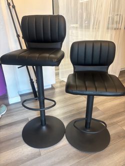 2 bar stools