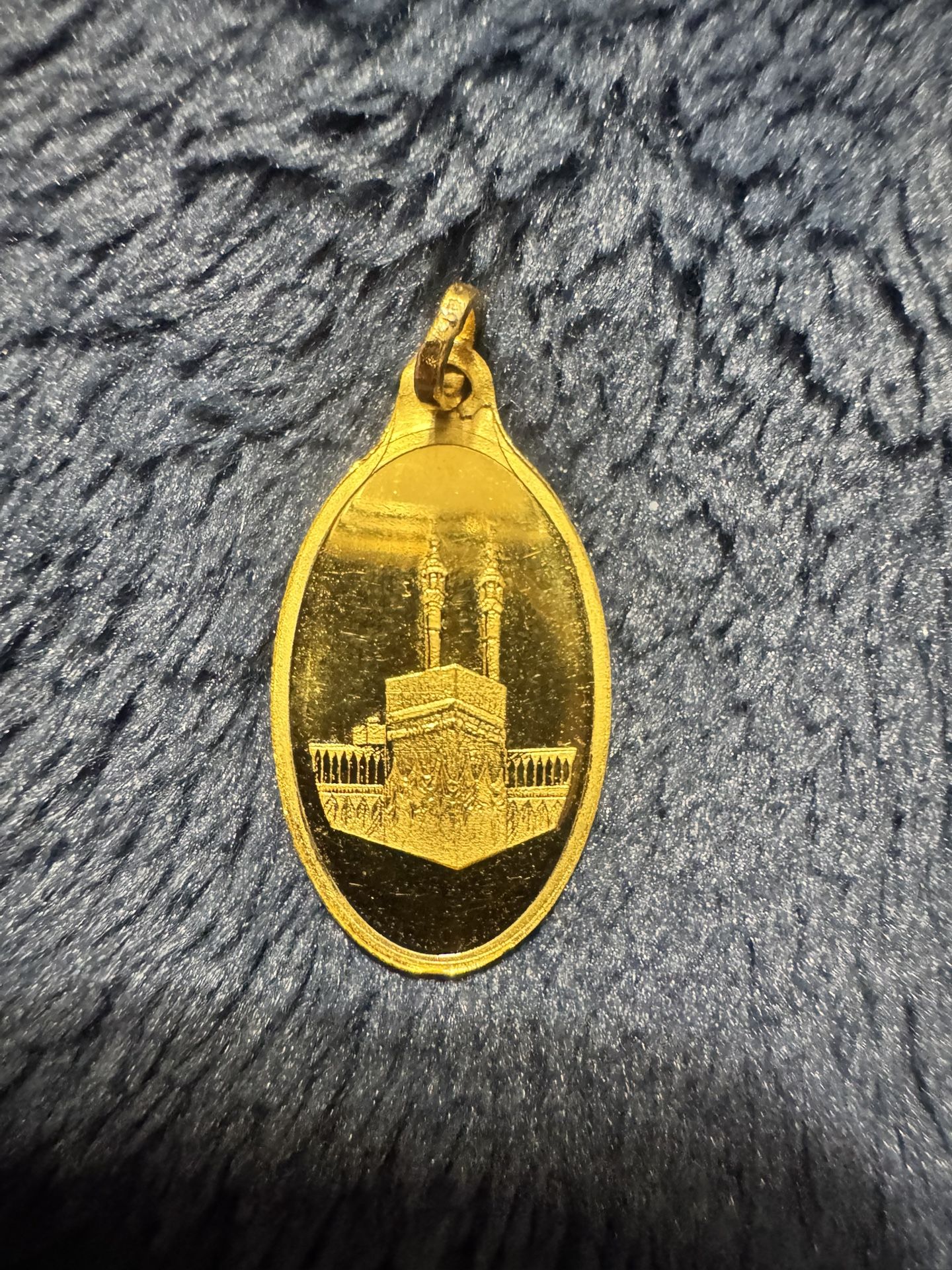 24K Gold 2.5 Gram Oval Mecca Sam Pendant