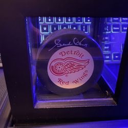 Gordie Howe Signed Detroit Red Wings Puck & More!!!