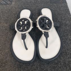 TORY BURCH AUTHENTIC FRINGE SANDALS SIZE 6.5.

The iconic logo (2.5” fringe to fringe) adorns the front sandal. These shoes are gently used and lookin