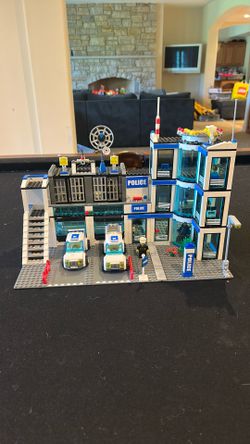 Lego Police Station 7498 Used Complete, Great Condition