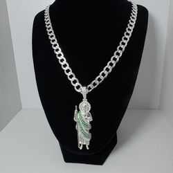 Cadena estilo cubana con dije de San Judas Tadeo con piedritas verdes plata 925
