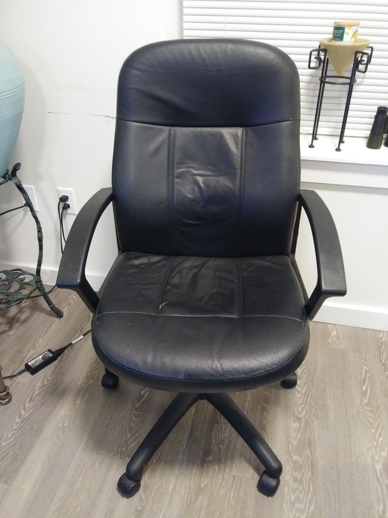 Computer Chair (Leather) Gaming Chair. - Clean Condition