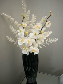 NEW, LARGE DESIGNER FLORAL ARRANGEMENT, BLACK VASE WITH ORCHIDS, EXCELLENT QUALITY, BUY $20.00