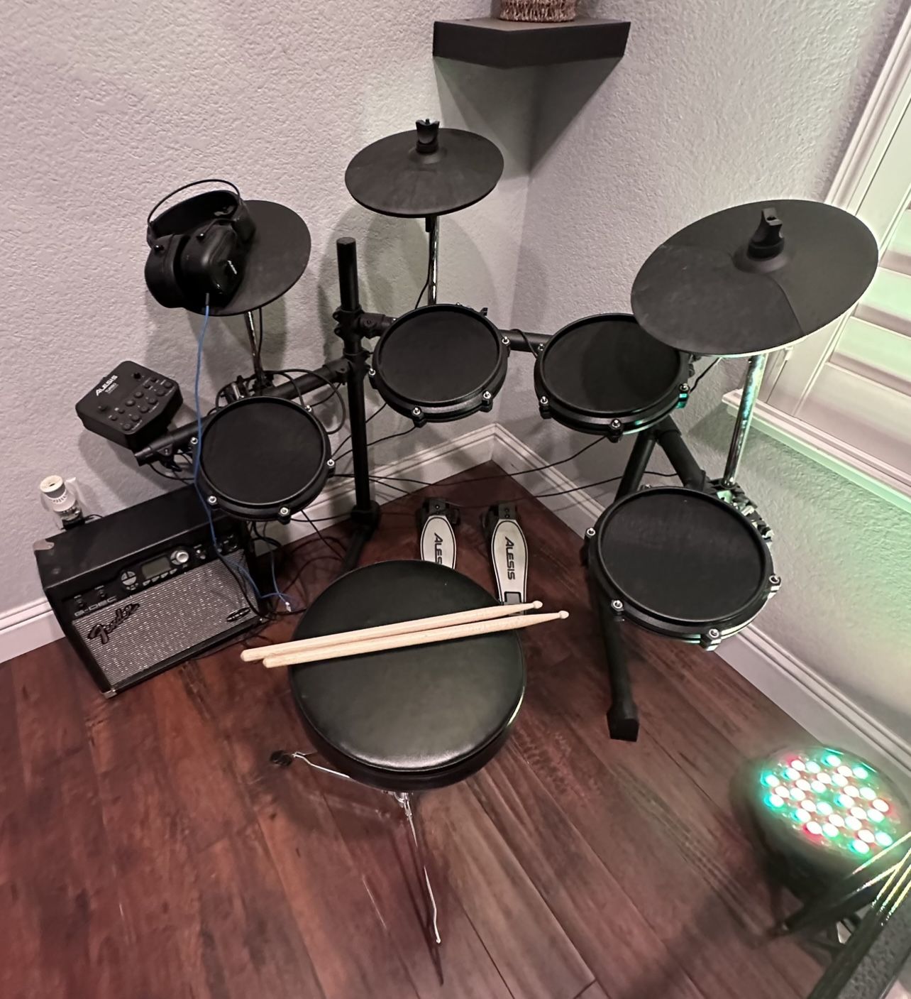 Alesis Drum set w/drumsticks,seat,headphones,amplifier