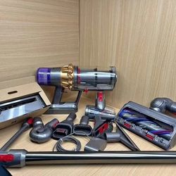 Dyson V15 Detect Cordless Stick Vacuum Cleaner with Extra Attachmnets