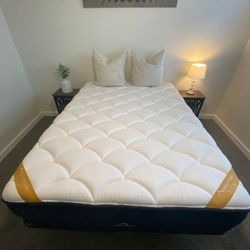 DreamCloud Premier Rest Memory Foam Mattress, Queen, Like New, Perfect Condition