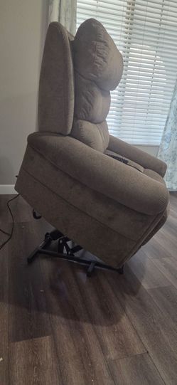Power Lift Recliner / Electric Armchair – Excellent Condition (Smoke-Free / Pet-Free)