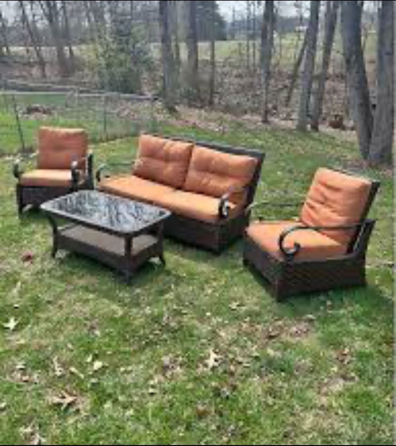 Beautiful 4-piece outdoor patio set in excellent condition!