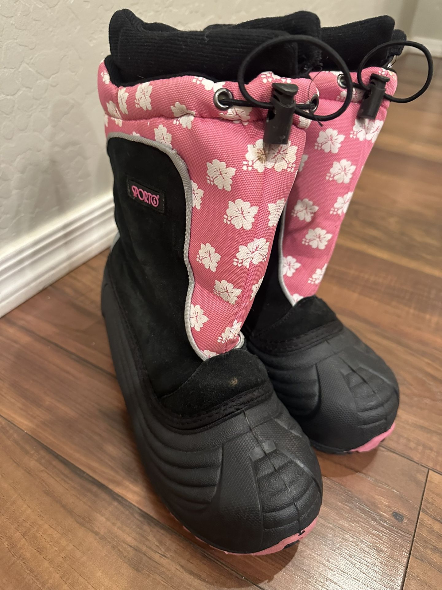 Girls Snow Boots Size 4 !