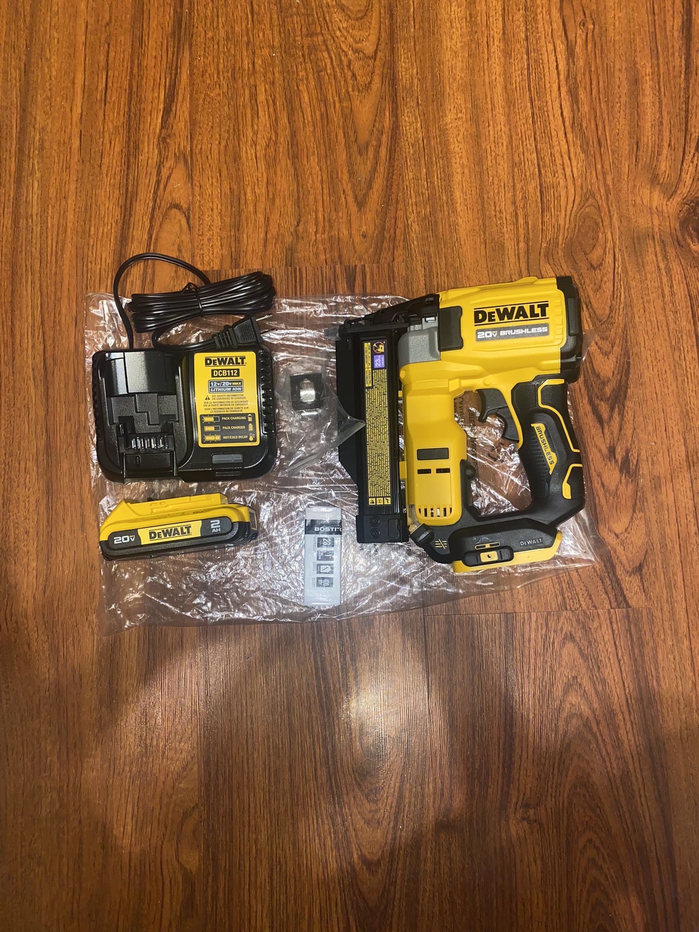 Dewalt 20v Max Atomic 23 Gauge Nailer Kit (DCN623D1)