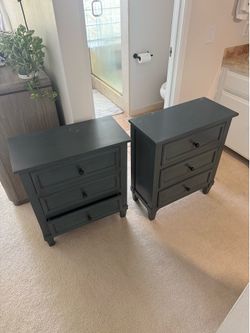 2 nightstands/dressers