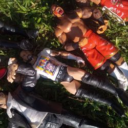 WWE WRESTLEMANIA RINGS BELTS & ACTION FIGURE ! MAN CAVE COLLECTORS COLLECTION!