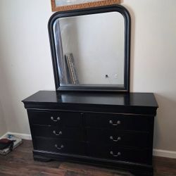 Dresser With Mirror 