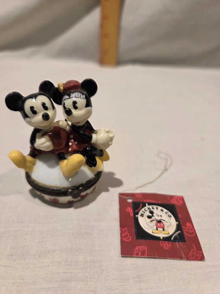 "Midwest Of Cannon Falls "/Disney *MICKEY & MINNIE "retired" Valentine porcelain hinged trinket box.