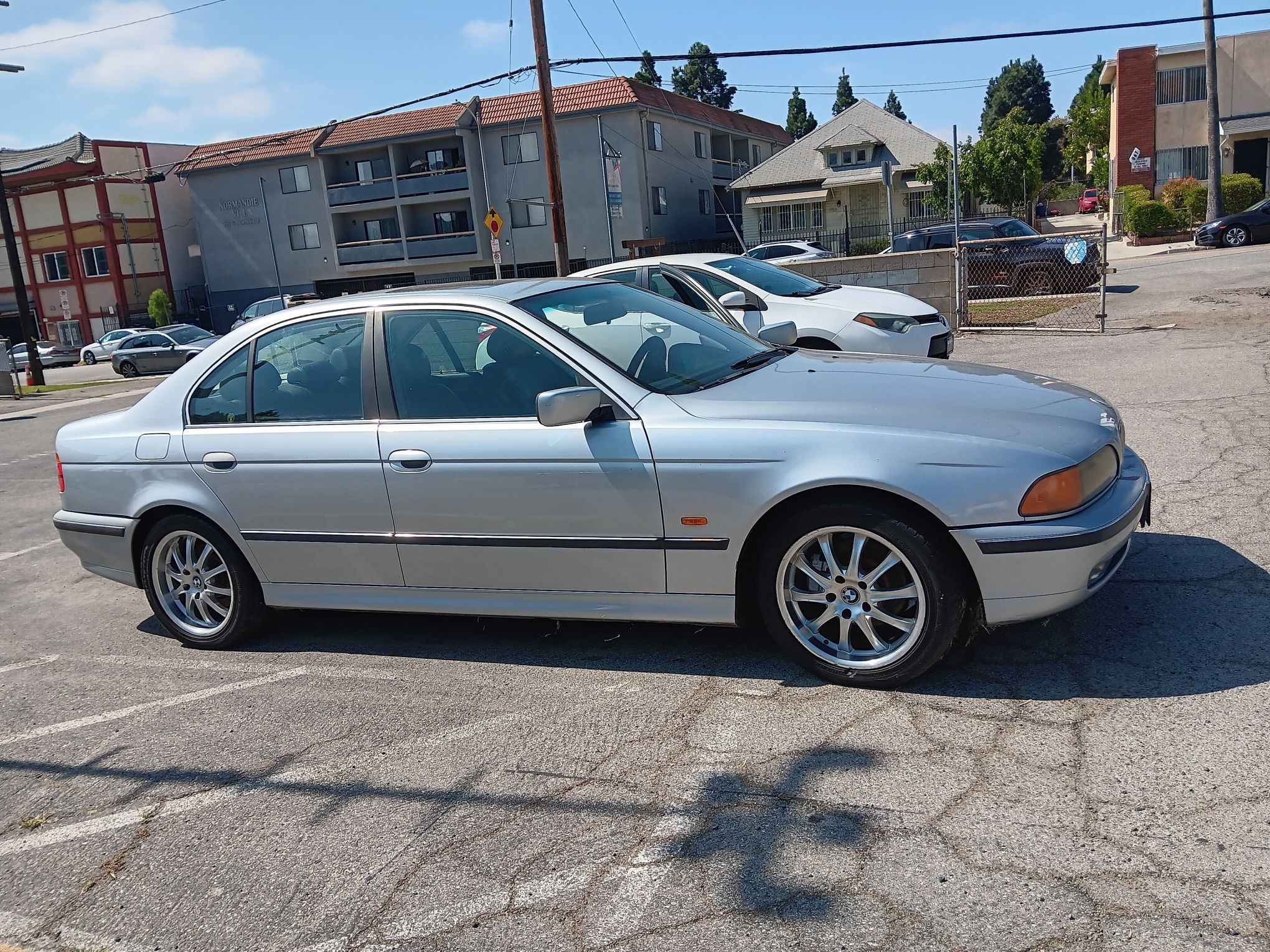 BMW 98 Model 528i 6 Cylinders