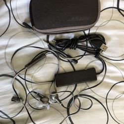 BOSE QUIET COMFORT 20 ACOUSTIC NOISE CANCELLING HEADPHONES IN MINT CONDITION GENTLY USED TWICE