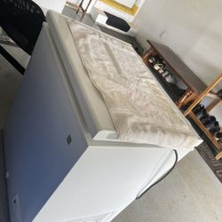 Garage Ready Manual Defrost Chest Freezer fridge in White with LED Light (general Electric GE)