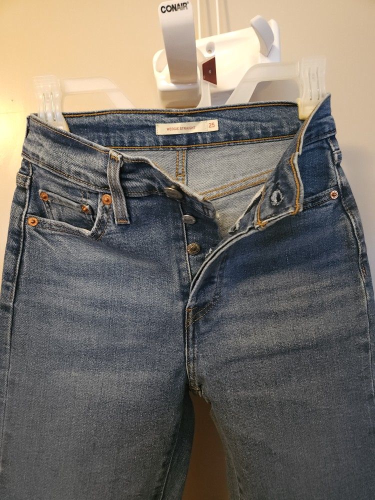 NWOT ♡《LEVI'S WEDGIE STRAIGHT JEANS ♡ SIZE 25》♡