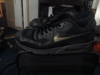 Nike shoes 4 pairs of them
