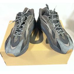 adidas Yeezy Boost 700 V2 Geode Men 10.5 Earth Brown Grey Sneaker EG6860 w/ Box