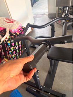 Chest press machine and weight plates