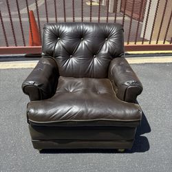 Vintage Tufted Leather Club Chair on Casters – Classic Lounge Armchair / Pickup & Delivery