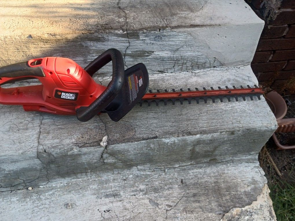 Black & Decker Electric Hedge Trimmer 20-in Long