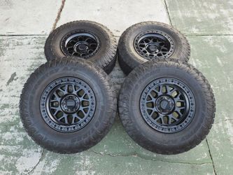 17 inch KMC off-road wheels 6x135