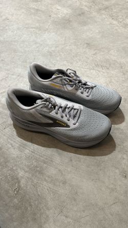 Brooks running shoes brand new 12.5