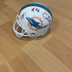 Miami Dolphins mini helmet with 7 former dolphins autos (including Xavien Howard and OJ McDuffie)