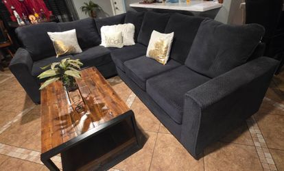 Dark royal blue super nice Sectional Great Conditions pet and smoke free /Sofa  Sectional super bonito azul oscuro