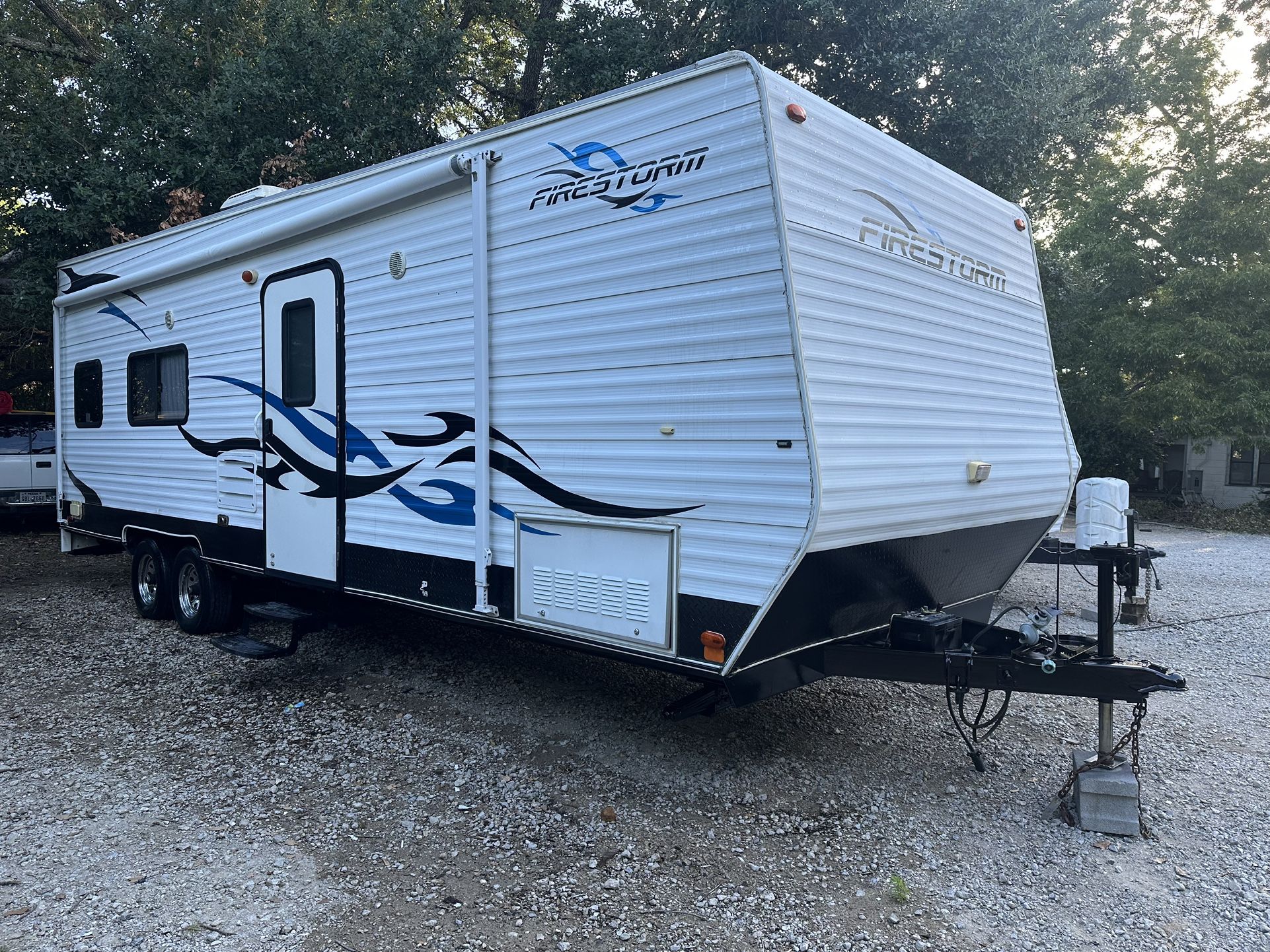 2011 Firestorm 28ft toy hauler sleeps 8 2 ac’s awning good tires