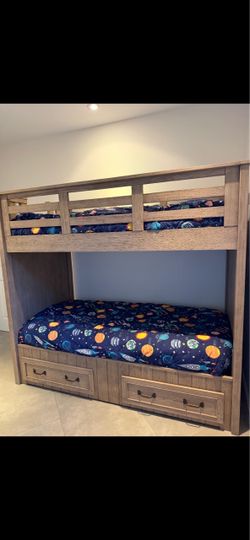 Twin bunkbeds