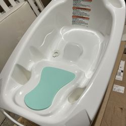 Safety 1st Baby Bath Tub with Newborn Insert