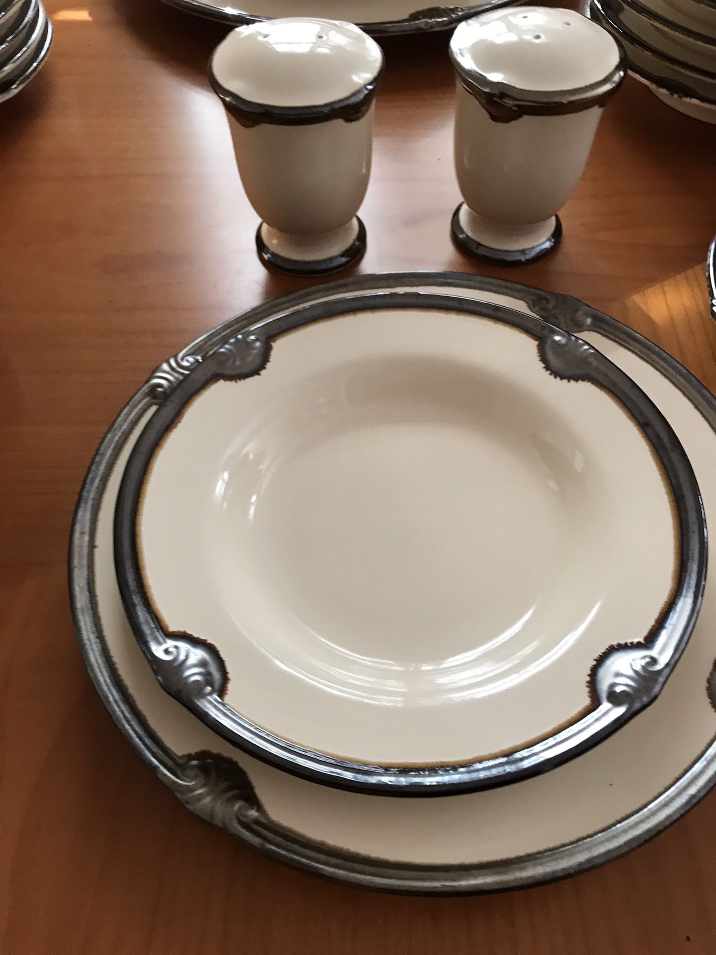 Karidesign Certified International Embassy Ivory Dinnerware set for 8