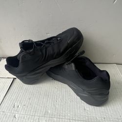 700  MNVn Kids Shoes.   Size 3 1/2  #3990