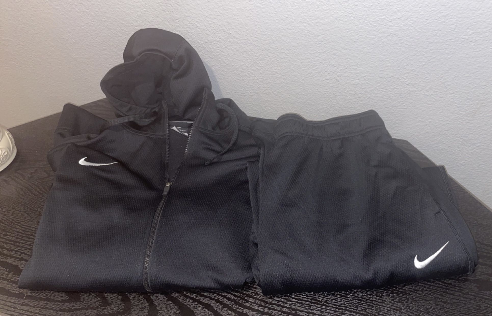 NWOT Nike therma-fit black athletic sweatsuit XXL for Sale in Tarpon  Springs, FL - OfferUp