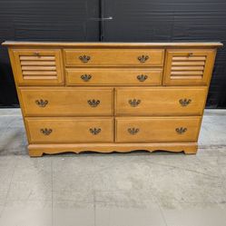 Nantucket Maple Classic Eight Drawer Dresser with Glass Top