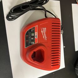 Milwaukee Charger M12 