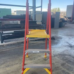 Werner 3 ft. Fiberglass Podium Step Ladder (9 ft. Reach), 300 lbs. Type IA Duty Rating