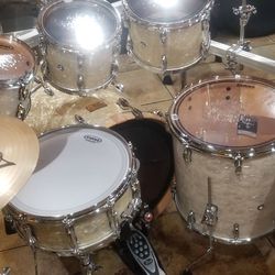 Pearl drum set with drum covers