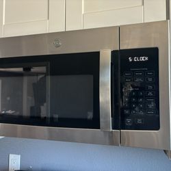 GE microwave Like New 